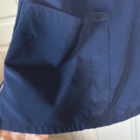 Navy Dickies scrub top - Picture 4 of 6